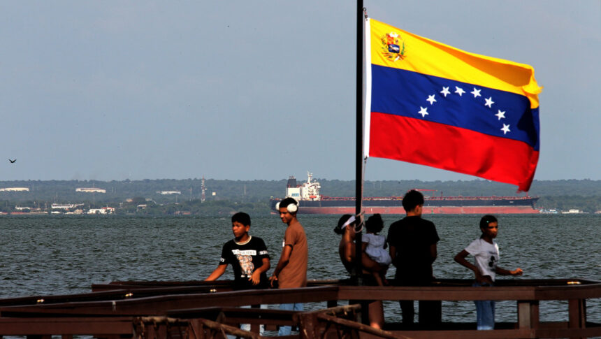 Trump says Venezuelans are “very happy” as oil companies pour money into the country | De Último Minuto English