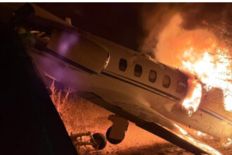 Singer Rey Vaqueiro's Plane Bursts Into Flames After Runway Crash in Brazil | De Último Minuto English