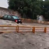 Heavy rain triggers flash flooding in Ecatepec, Mexico | De Último Minuto English