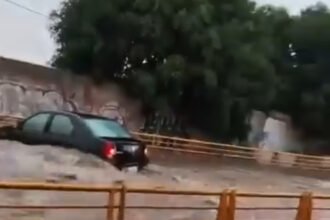 Heavy rain triggers flash flooding in Ecatepec, Mexico | De Último Minuto English