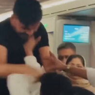 Passengers get into physical fight aboard Biman Bangladesh Airlines flight | De Último Minuto English
