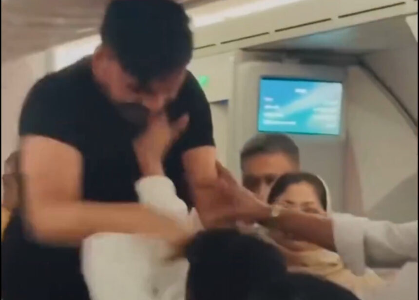 Passengers get into physical fight aboard Biman Bangladesh Airlines flight | De Último Minuto English