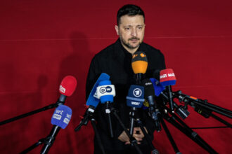 Former Zelensky spokeswoman says he rejected at least five peace proposals since 2022 | De Último Minuto English