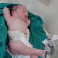 ¿He knows he was born rich”: Newborn goes viral for his relaxed hospital pose | De Último Minuto English