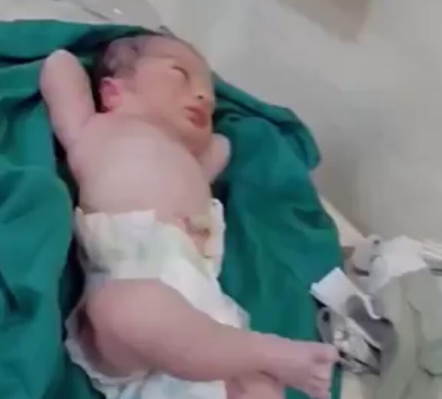 ¿He knows he was born rich”: Newborn goes viral for his relaxed hospital pose | De Último Minuto English