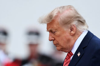 Iranian official urges Gulf states not to trust U.S., predicts decline of American power | De Último Minuto English