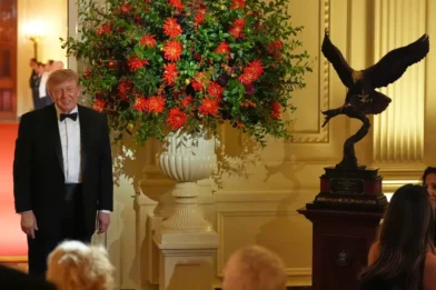 Trump gifts Xi Jinping a bald eagle statue during state visit | De Último Minuto English