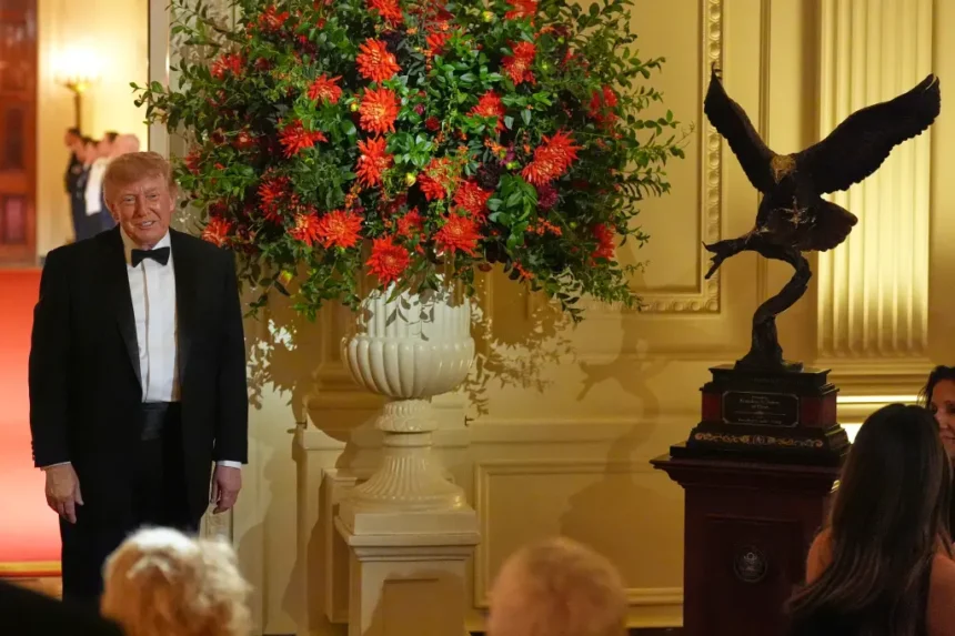 Trump gifts Xi Jinping a bald eagle statue during state visit | De Último Minuto English