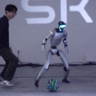 Humanoid robot with 140 years of virtual soccer experience takes the field in Argentina jersey | De Último Minuto English