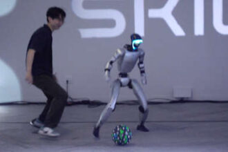 Humanoid robot with 140 years of virtual soccer experience takes the field in Argentina jersey | De Último Minuto English
