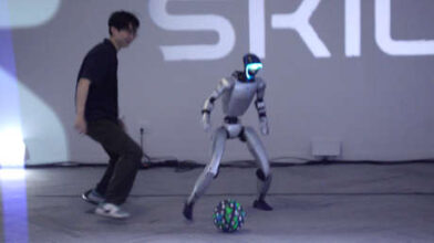 Humanoid robot with 140 years of virtual soccer experience takes the field in Argentina jersey | De Último Minuto English