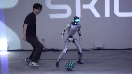 Humanoid robot with 140 years of virtual soccer experience takes the field in Argentina jersey | De Último Minuto English