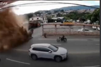 Massive water pipe bursts on road packed with drivers in Venezuela | De Último Minuto English