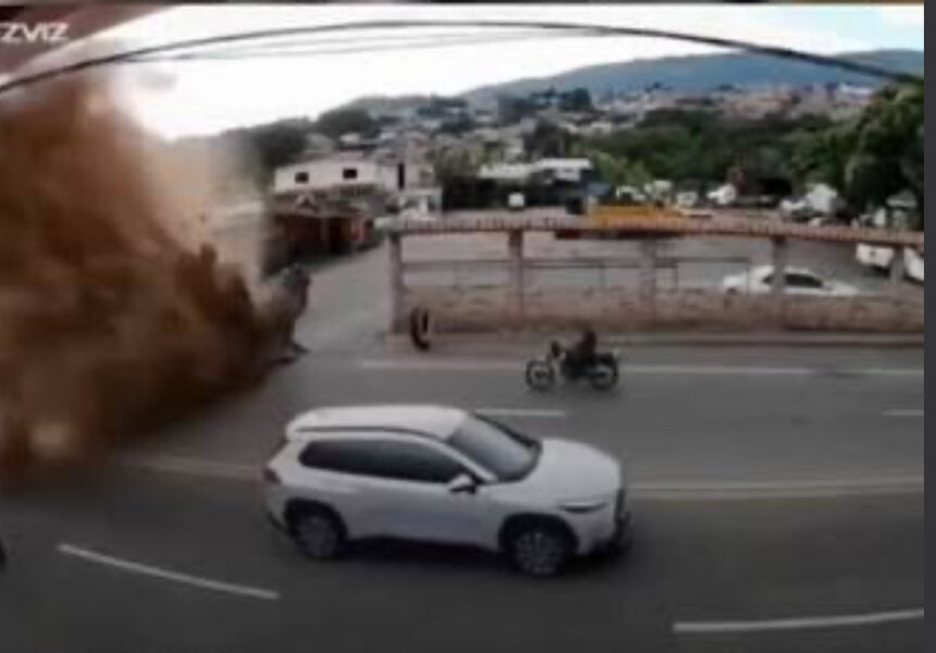 Massive water pipe bursts on road packed with drivers in Venezuela | De Último Minuto English
