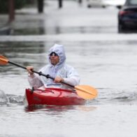 New York residents use kayaks after powerful storm floods streets | De Último Minuto English