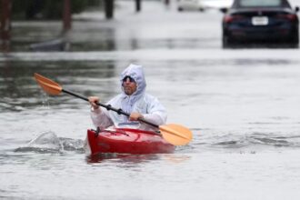 New York residents use kayaks after powerful storm floods streets | De Último Minuto English