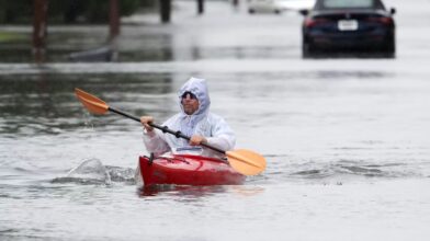 New York residents use kayaks after powerful storm floods streets | De Último Minuto English