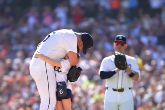 Justin Verlander leaves the mound for the final time alongside his daughter | De Último Minuto English