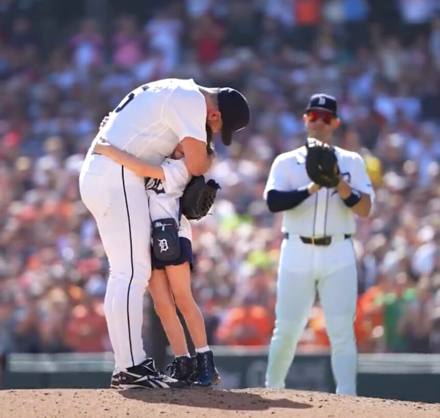Justin Verlander leaves the mound for the final time alongside his daughter | De Último Minuto English