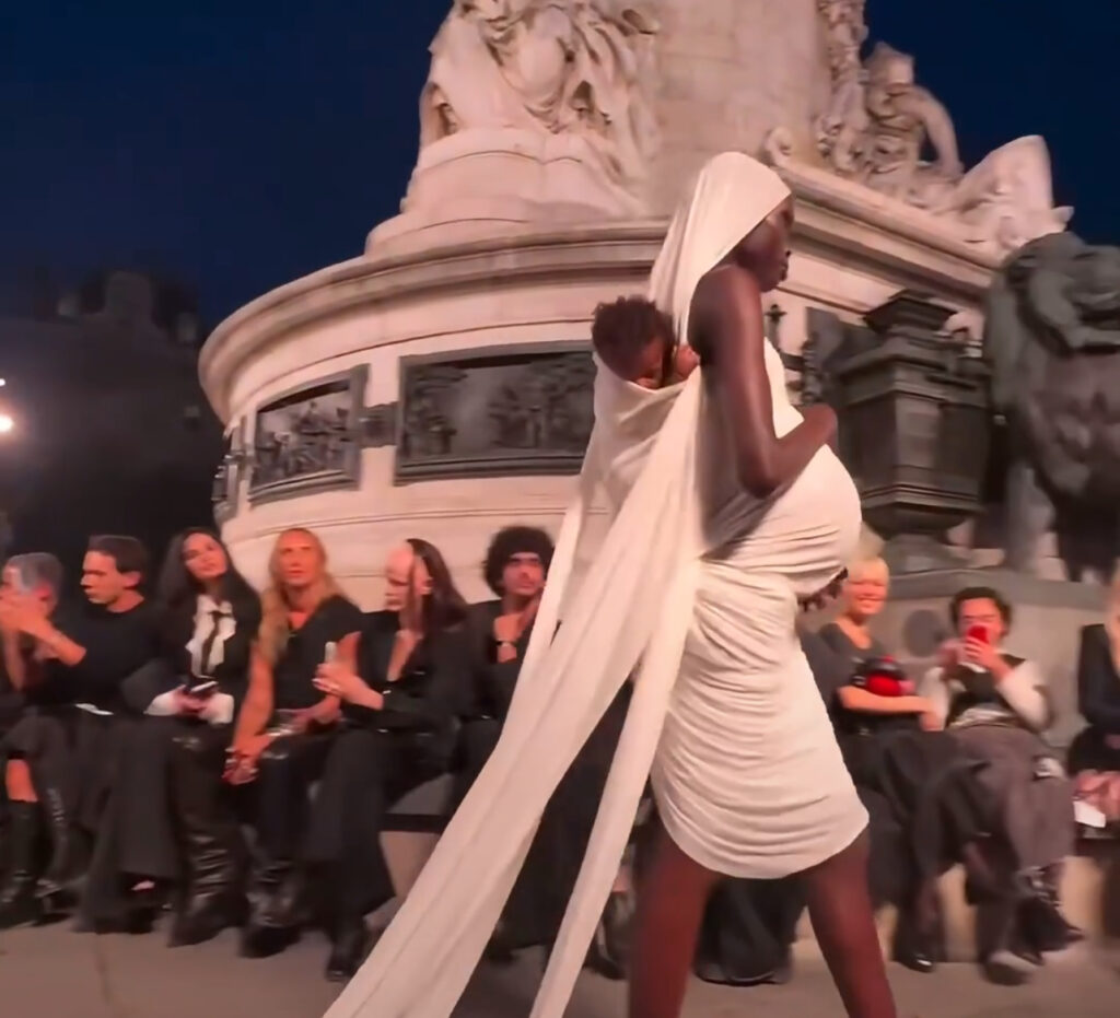 Black models carry billionaire figures on their shoulders at Paris Fashion Week | De Último Minuto English
