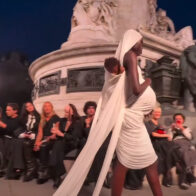 Black models carry billionaire figures on their shoulders at Paris Fashion Week | De Último Minuto English