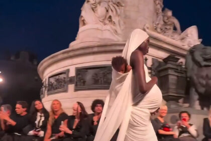 Black models carry billionaire figures on their shoulders at Paris Fashion Week | De Último Minuto English
