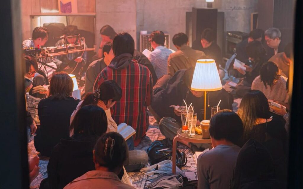 Reading raves turn nightclubs into spaces for books, music and socializing | De Último Minuto English