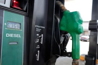 Diesel prices reach over 6 dollars for the first time in the United States | De Último Minuto English