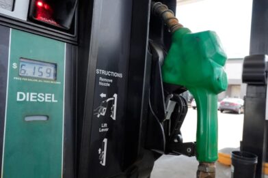 Diesel prices reach over 6 dollars for the first time in the United States | De Último Minuto English