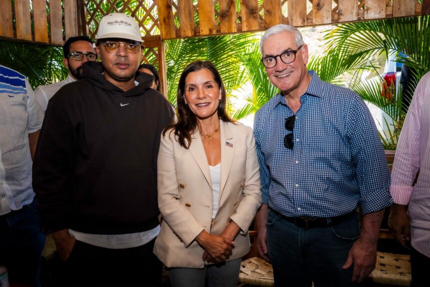 Leah Campos, Gonzalo Castillo and Santiago Matías meet in Azua | De Último Minuto English