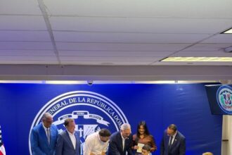 President Abinader leads the delivery of the first biometric passport to a Dominican family residing in New York | De Último Minuto English