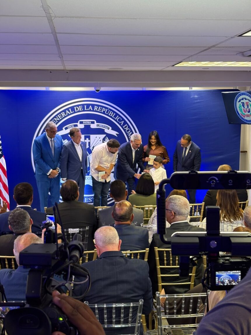 President Abinader leads the delivery of the first biometric passport to a Dominican family residing in New York | De Último Minuto English
