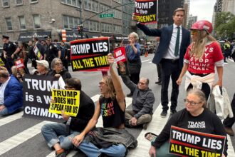 Protesters demonstrate outside the UN against President Donald Trump | De Último Minuto English