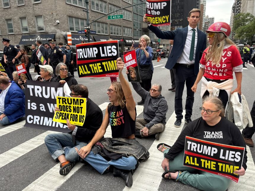 Protesters demonstrate outside the UN against President Donald Trump | De Último Minuto English