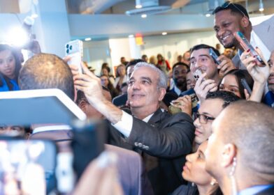 President Abinader announces 300 scholarships for young Dominicans residing in New York | De Último Minuto English