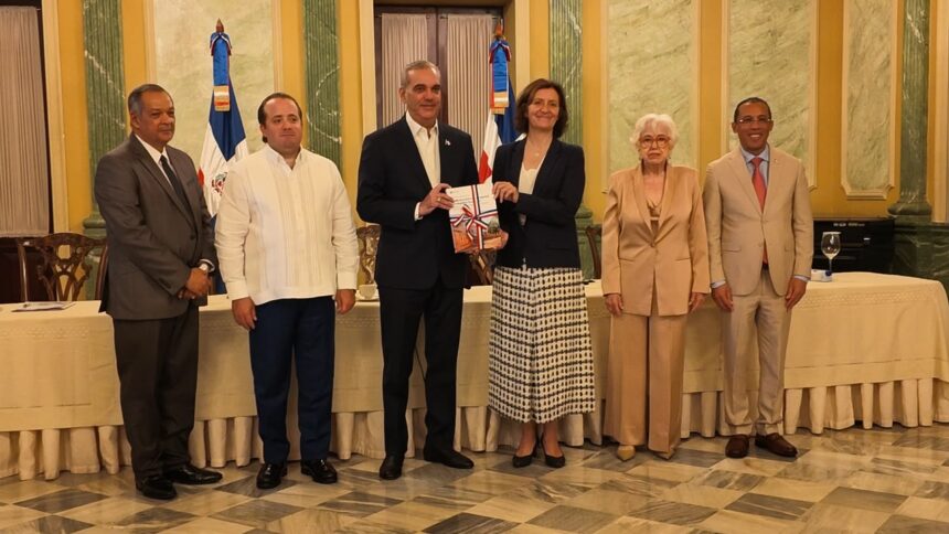 Abinader leads act on public integrity and receives OECD study | De Último Minuto English