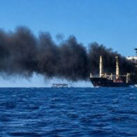 Oil tanker explodes in Strait of Hormuz | De Último Minuto English