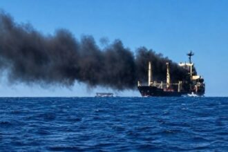 Oil tanker explodes in Strait of Hormuz | De Último Minuto English