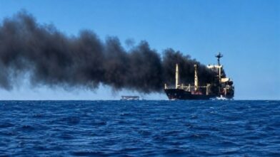 Oil tanker explodes in Strait of Hormuz | De Último Minuto English