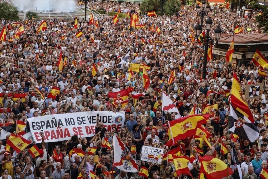 Thousands gather in Madrid to support Ceuta and demand Pedro Sánchez’s resignation | De Último Minuto English