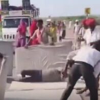 Hindu devotee rolls nearly 5 kilometers on his body in demanding religious ritual in India | De Último Minuto English