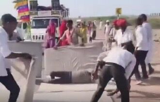 Hindu devotee rolls nearly 5 kilometers on his body in demanding religious ritual in India | De Último Minuto English