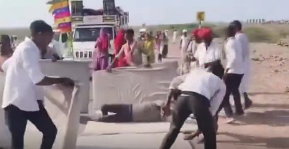 Hindu devotee rolls nearly 5 kilometers on his body in demanding religious ritual in India | De Último Minuto English