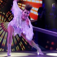 “I can’t get up”: Alejandra Guzmán suffers accident on stage and suspends concert in Veracruz | De Último Minuto English