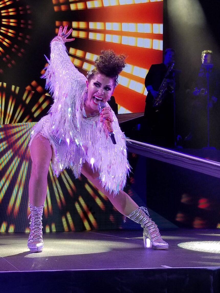 “I can’t get up”: Alejandra Guzmán suffers accident on stage and suspends concert in Veracruz | De Último Minuto English