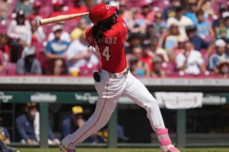 Elly De La Cruz pauses Reds game to rescue a bird from the field