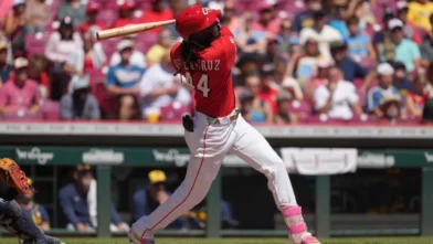 Elly De La Cruz pauses Reds game to rescue a bird from the field