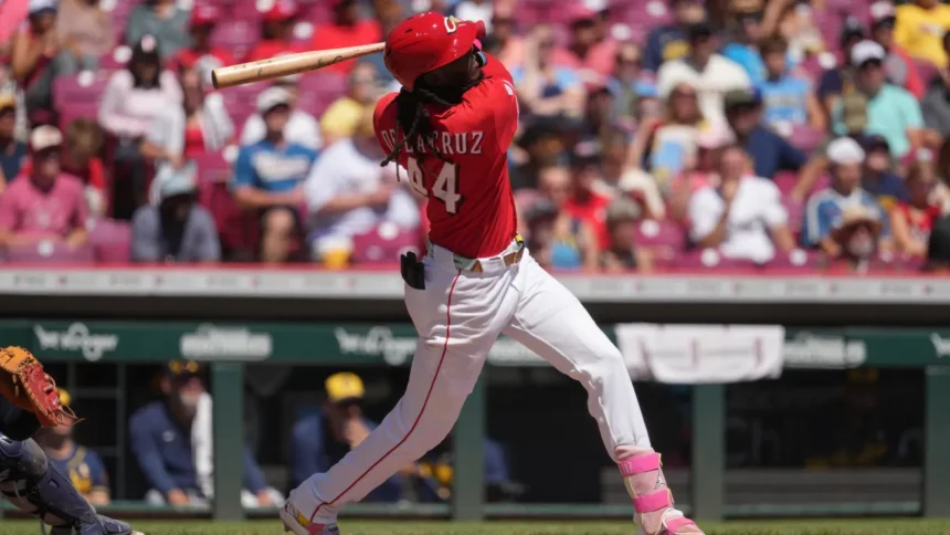 Elly De La Cruz pauses Reds game to rescue a bird from the field