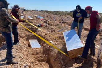 Mexico buries 117 unidentified bodies in Ciudad Juarez, on the border with the U.S. | De Último Minuto English