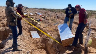 Mexico buries 117 unidentified bodies in Ciudad Juarez, on the border with the U.S. | De Último Minuto English